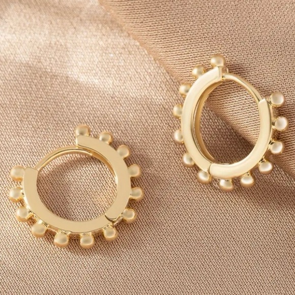 ✨Free People Teramo Petite Gold Huggie Earrings - Picture 1 of 6